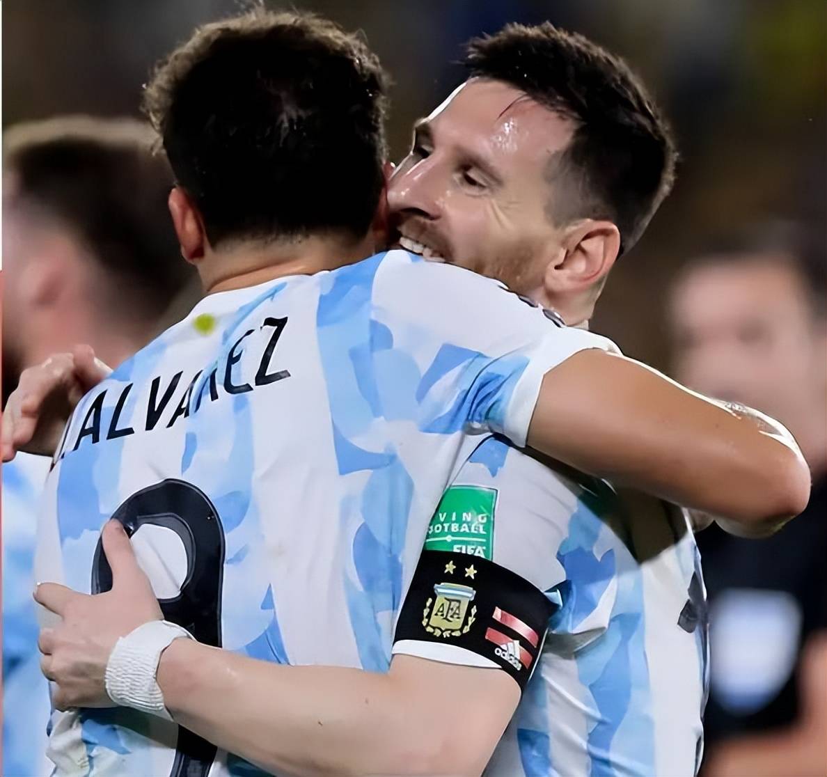 包含清晨社区盾传出新动向，门兴格拉德巴赫单刀错失，管理层表态——话题不断，赛程密集仍需轮换的词条